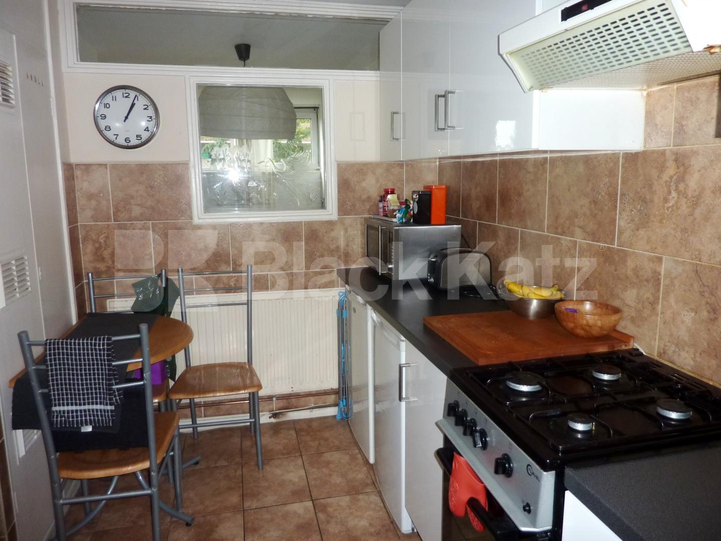 			NEW INSTRUCTION!, 3 Bedroom, 1 bath, 1 reception Flat			 New Orleans Walk, ARCHWAY